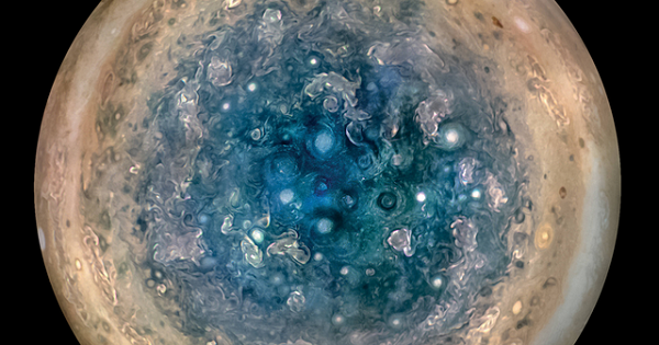 Đại dương của Europa được tính toán nằm dưới lớp băng dày từ 15-25 km, với độ sâu từ 60-150 km. Dù Europa có kích thước nhỏ hơn cả mặt trăng của Trái Đất, đại dương trên Europe được cho là chứa lượng nước lớn hơn đại dương của chúng ta.