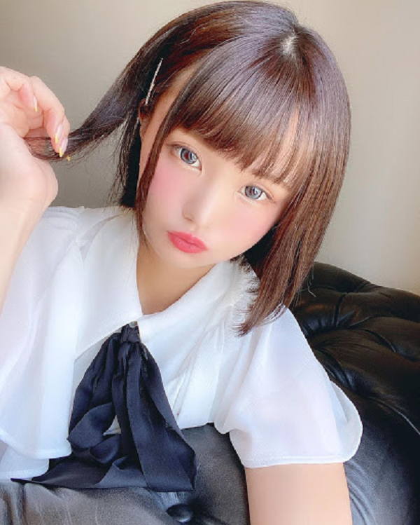 Minore Mon chia sẻ, cô đã mơ ước được nổi tiếng ngay từ khi còn nhỏ và cũng đã thành công trong việc xuất hiện trên một vài tạp chí thời trang.