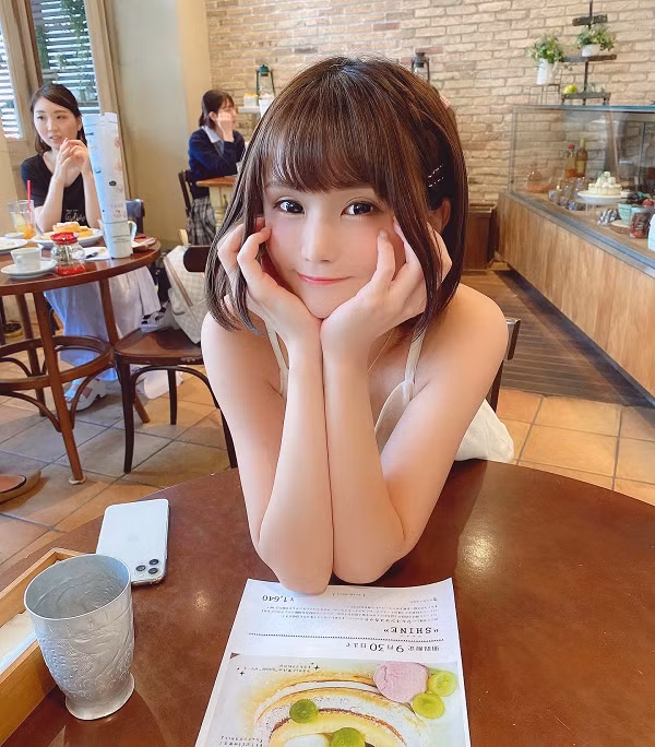 Nhiều fan hâm mộ nhận xét, gương mặt khả ái và cách pose hình chuyên nghiệp của nữ game thủ không hề thua kém bất kỳ hotgirl mạng nổi tiếng nào.