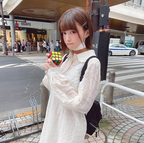 Đôi mắt to tròn cùng gương mặt xinh xắn như búp bê khiến bất kỳ ai nhìn thấy cũng phải nao lòng.