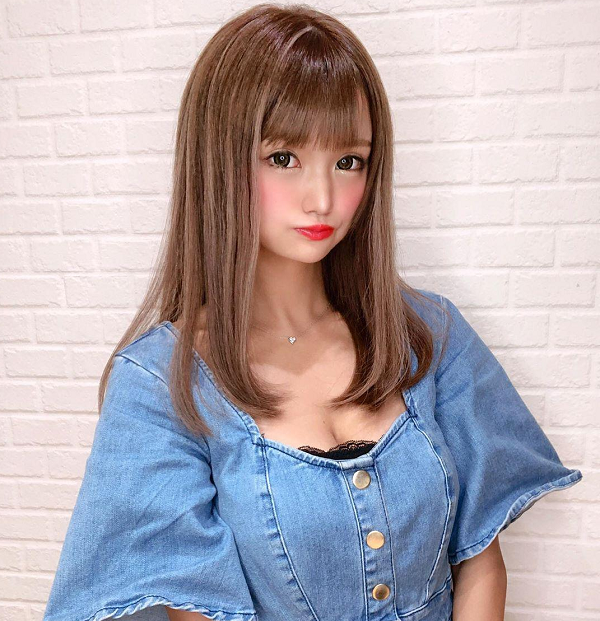 Không những thế, cô nàng xinh đẹp này còn sở hữu thân hình cực nóng bỏng với vòng một "khủng" và làn da trắng sứ.