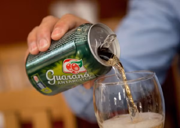 Những năm gần đây, Brazil cung cấp dịch vụ du lịch guarana. Tại Maués, du khách có thể thăm quan các đồn điền, xem quy trình chế biến, thưởng thức guarana tại chỗ và tham gia lễ hội guarana: Festa de Guarana.