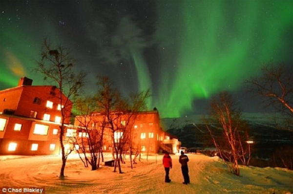 Cực quang được tạo ra khi các hạt mặt trời va vào bầu khí quyển. Khi từ quyển bị gió mặt trời tấn công liên tiếp, những ánh sáng màu xanh lam tuyệt đẹp có thể xuất hiện lúc lớp khí quyển làm lệch hướng các hạt mặt trời.