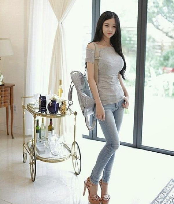 Không những vậy, cô nàng còn mở một phòng Live Stream tại Trung Quốc và có tên tuổi nhất định trong làng game đông dân này.