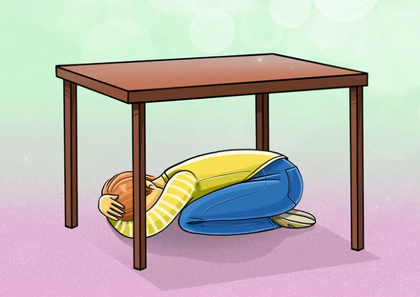 Khi có động đất, việc đầu tiên nên làm là nằm sát xuống đất, chui xuống gầm bàn. Trong trường hợp không có bàn, hãy đi vào góc phòng, ngồi sát tường và che đầu bằng gối. Giữ nguyên tư thế ấy cho đến khi trận động đất qua đi, và chỉ di chuyển nếu bức tường có nguy cơ đổ sụp.