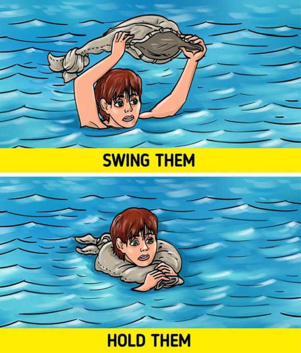 Trong trường hợp rơi xuống nước và chưa thể vào bờ ngay, hãy cởi ngay chiếc quần bạn đang mặc, buộc 2 chân lại với nhau. Sau đó hãy vung mạnh quần để thu lấy không khí càng nhiều càng tốt, rồi choàng qua cổ. Khi đó, chiếc quần sẽ trở thành phao cứu sinh tạm thời.