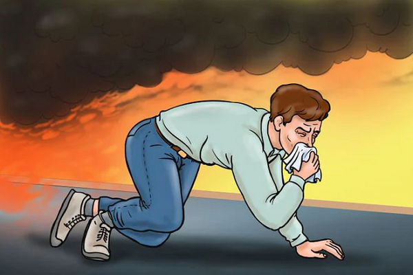 Khi mắc kẹt trong một tòa nhà đang cháy, hãy nhớ lấy điều sau: khói mới là kẻ thù đáng sợ nhất, và khói thì bốc lên trên. Chính bởi vậy lúc di chuyển, hãy cúi càng thấp càng tốt, bò về phía cửa thoát hiểm để tránh khói. Nếu có khăn hoặc một tấm vải (khẩu trang thì càng tốt), lập tức bịt lên miệng để hạn chế hít khói càng lâu càng tốt.