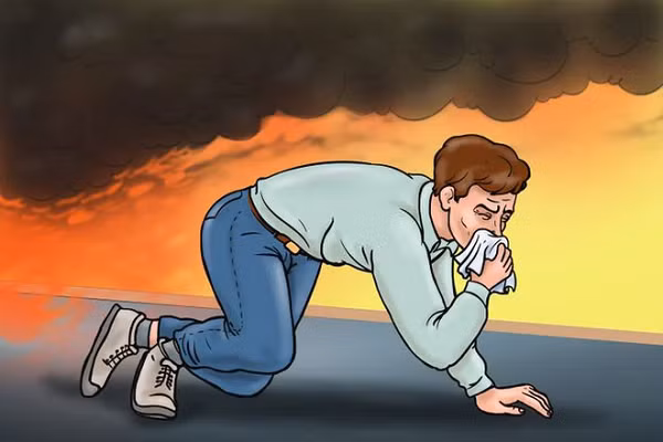 Khi mắc kẹt trong một tòa nhà đang cháy, hãy nhớ lấy điều sau: khói mới là kẻ thù đáng sợ nhất, và khói thì bốc lên trên. Chính bởi vậy lúc di chuyển, hãy cúi càng thấp càng tốt, bò về phía cửa thoát hiểm để tránh khói. Nếu có khăn hoặc một tấm vải (khẩu trang thì càng tốt), lập tức bịt lên miệng để hạn chế hít khói càng lâu càng tốt.