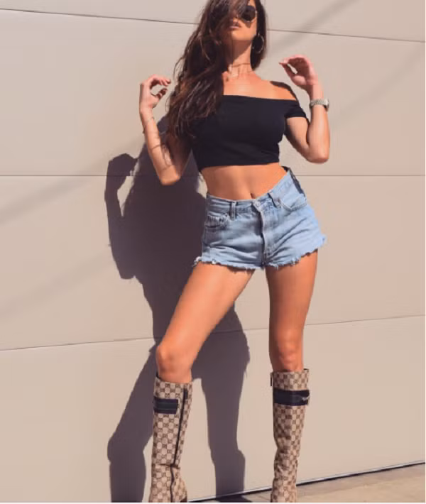 Sau thời gian tập luyện, cô gái tiết lộ mình thường ăn nhẹ với sữa hạnh nhân, bơ đậu phộng và vài giọt protein. Cô cũng uống trà hạnh nhân vani với sữa và và mật ong hàng ngày.