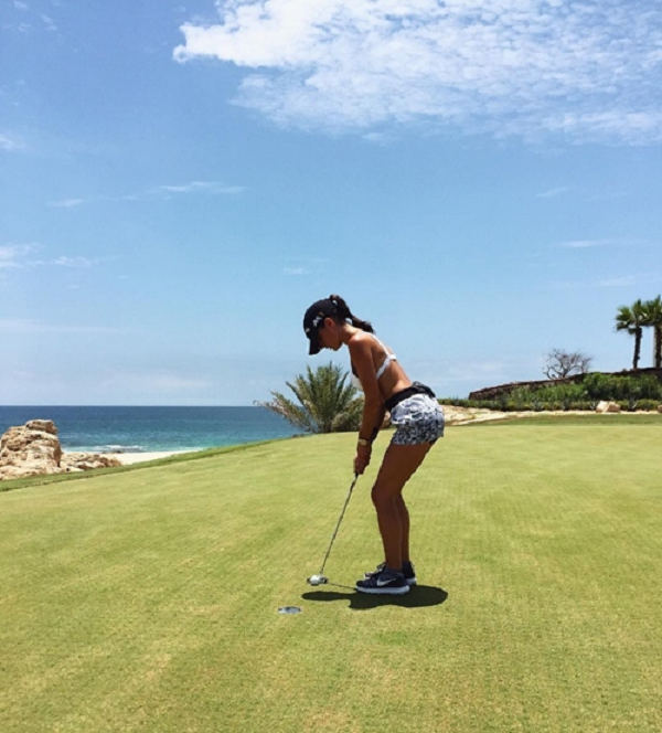 Lúc lên 5 tuổi, trong một cuộc thi đấu bóng chày, Katrina là bé gái duy nhất trong đội toàn con trai, chạy hùng hục trên sân không thua bất cứ đồng đội nam nào.