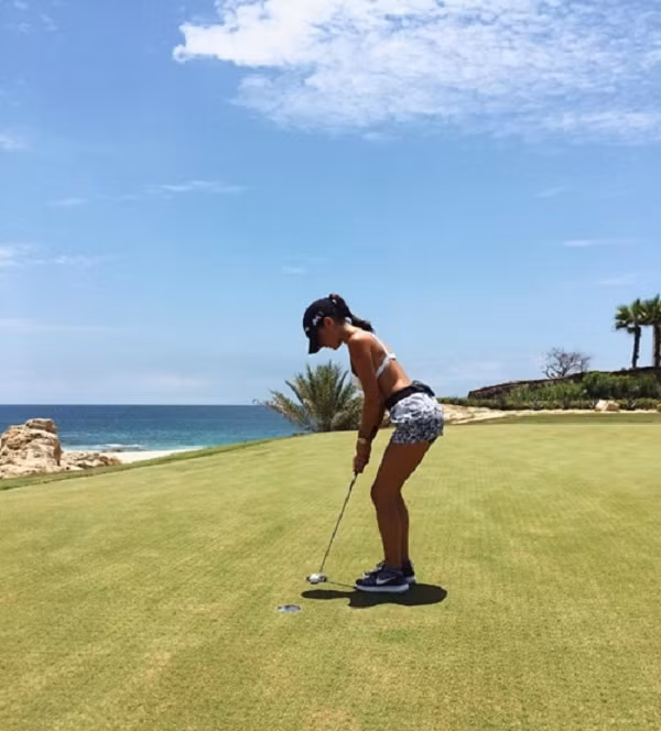 Lúc lên 5 tuổi, trong một cuộc thi đấu bóng chày, Katrina là bé gái duy nhất trong đội toàn con trai, chạy hùng hục trên sân không thua bất cứ đồng đội nam nào.