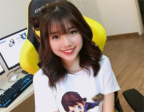Linh Ngọc Đàm sinh năm 1996 có nickname là EpicG.Persephone vô cùng nổi tiếng trong cộng đồng esport là game thủ chuyên nghiệp và siêu hạng trong các trận LOL Liên Minh Huyền Thoại.