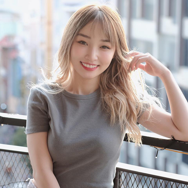 Cô nàng gây ấn tượng mạnh bởi khả năng chơi và sự hài hước trong lối bình luận game. Không những thế, nhan sắc xinh đẹp của Xuka cũng khiến anh em game thủ đứng ngồi không yên.