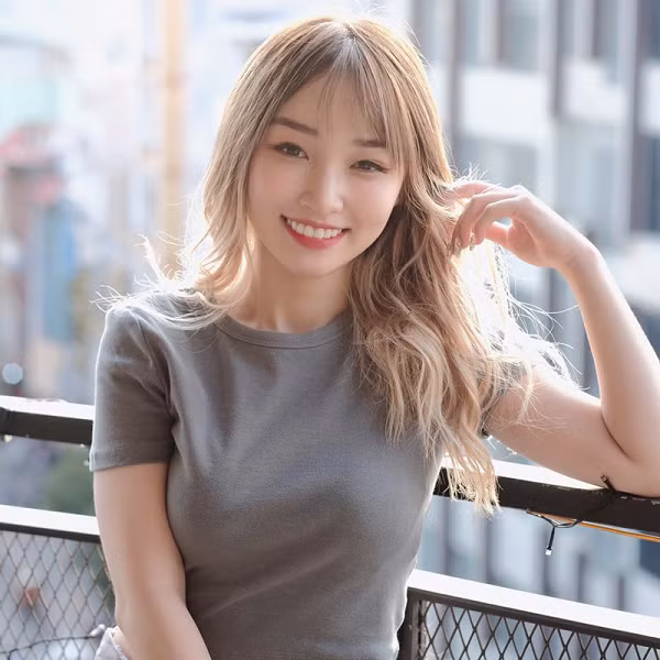 Cô nàng gây ấn tượng mạnh bởi khả năng chơi và sự hài hước trong lối bình luận game. Không những thế, nhan sắc xinh đẹp của Xuka cũng khiến anh em game thủ đứng ngồi không yên.