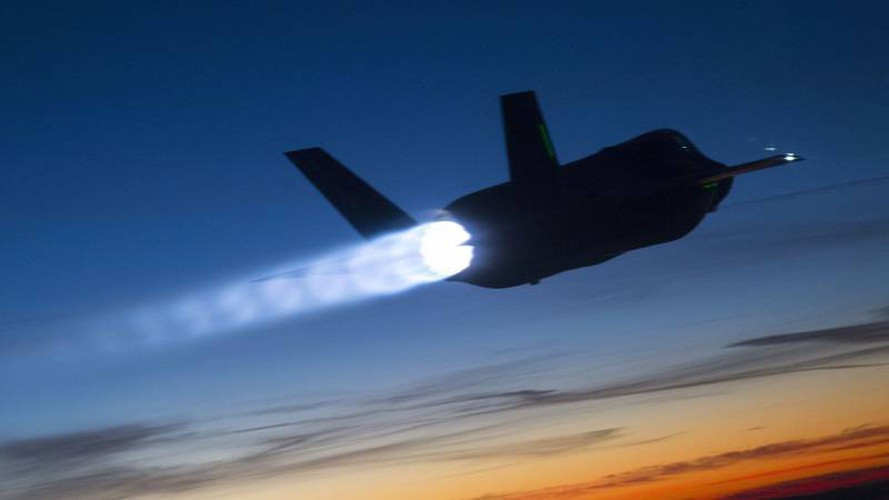 Không chỉ có vậy, tiêm kích F-35 dự kiến còn nhận được khả năng tác chiến điện tử tiên tiến, về mặt lý thuyết sẽ ngăn chặn hiệu quả những tín hiệu điện từ, ví dụ như sóng radar của kẻ thù.