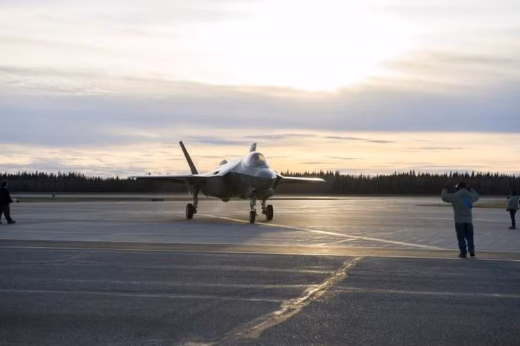 Là một phần của bản cập nhật Tech Refresh 3, máy bay sẽ nhận được bộ vi xử lý mới với sức mạnh tăng cao vượt trội, đi kèm màn hình toàn cảnh cho buồng lái và bộ nhớ mở rộng.