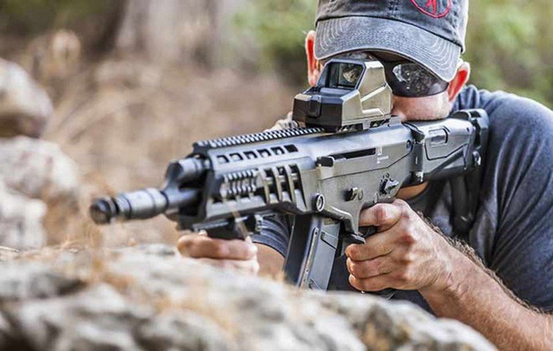 Hiện AK Alpha có hai phiên bản bắn đạn 7,62 mm truyền thống và cỡ đạn 5,56 mm NATO.