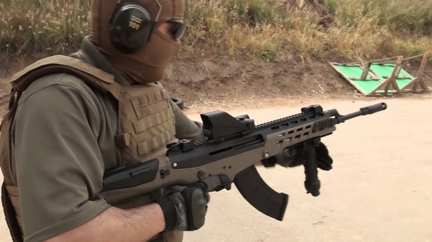 Một số ý kiến phân tích cho rằng, AK Alpha đã dung hòa được phong cách vũ khí Mỹ trong khi vẫn mang đầy đủ sức mạnh hỏa lực của dòng vũ khí Nga.