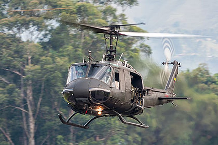 UH-1H được dùng phổ biến trong lĩnh vực chở quân và cứu thương.
