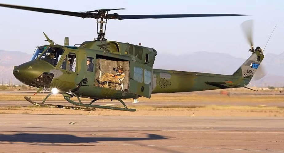 UH-1 chở theo 14 lính trong nhiệm vụ chở quân, 6 cáng thương binh khi làm nhiệm vụ tải thương.