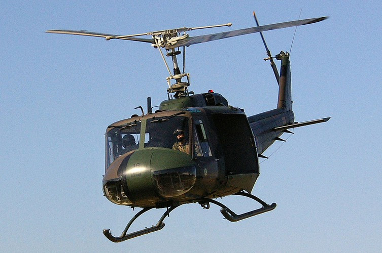 UH-1 có chiều cao 5,54m, dài 17,34m, có 2 cánh quạt đường kính 14,62m, càng dài 4,17m.