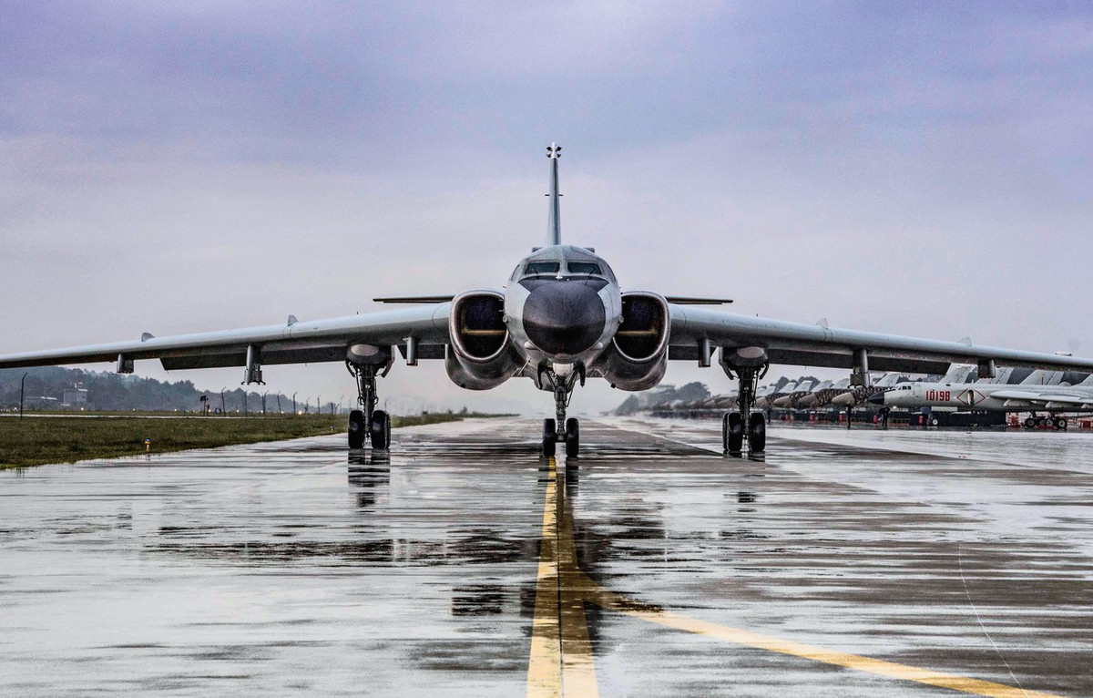 Bản sửa đổi H-6G của máy bay ném bom có thể làm nhiệm vụ là máy bay tác chiến điện tử, hoặc là máy bay hỗ trợ nhắm mục tiêu trên không cho tên lửa hành trình mặt đất. H-6J là biến thể nâng cấp mạnh mẽ của máy bay ném bom có khả năng mang tên lửa hành trình chống hạm và có tầm bắn 3.500 km.