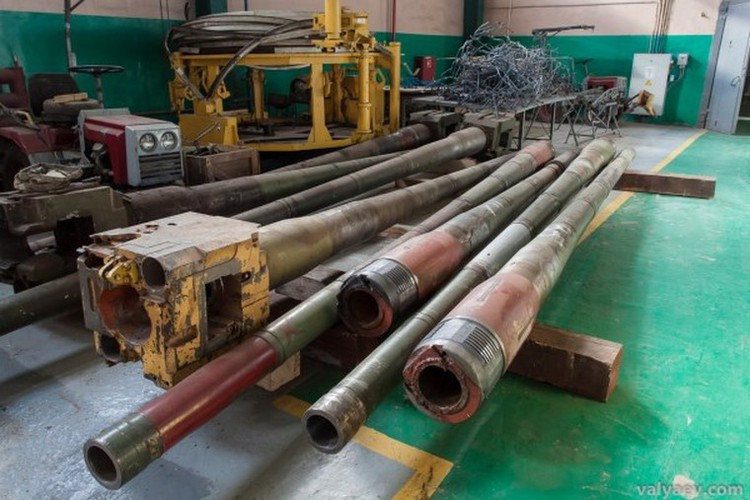 Các nòng pháo được tháo rời ra.