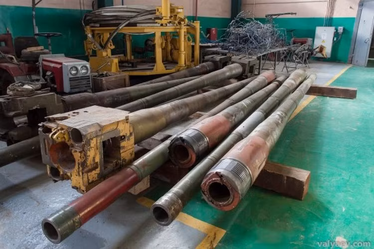 Các nòng pháo được tháo rời ra.