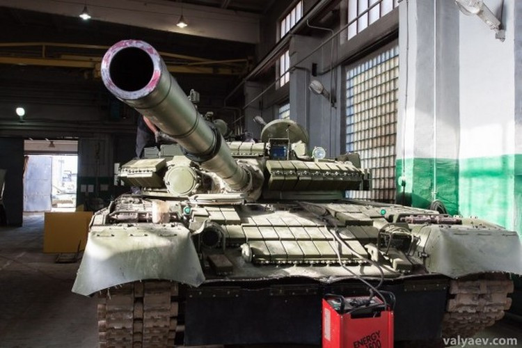 Trong ảnh, nhà máy đang sửa chữa một loạt xe tăng T-80B của Quân đội Nga.