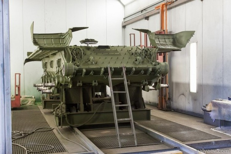 Khay đựng đạn và tải đạn của xe tăng T-80.