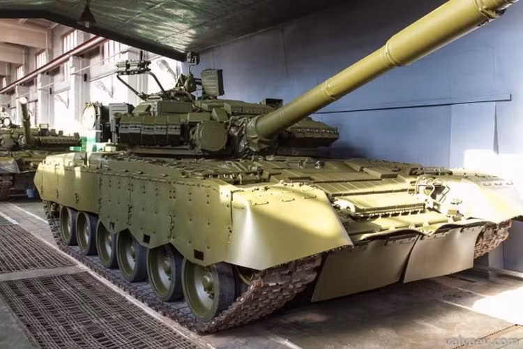 Chiếc xe tăng T-80B sau khi được sửa chữa, nâng cấp giáp, sơn mới.