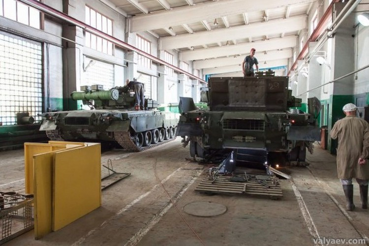 Kỹ sư nhà máy đang tích cực sửa chữa xe tăng.