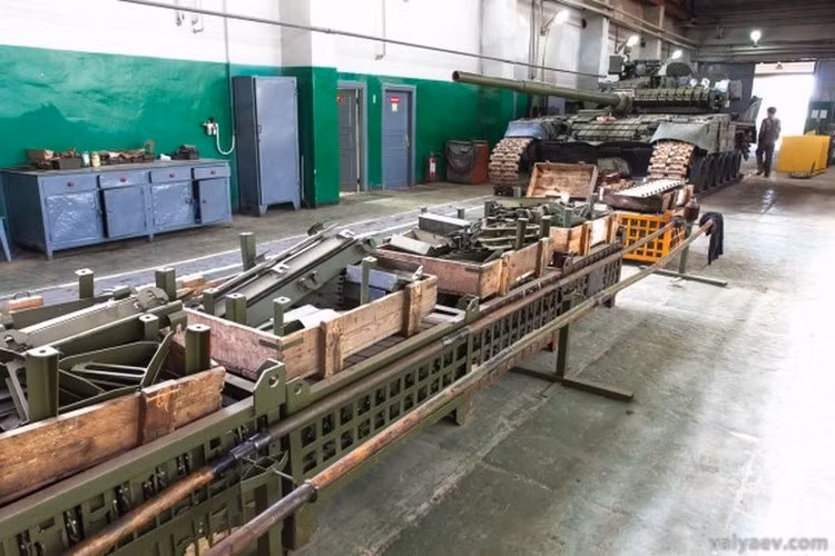 Các thiết bị của xe tăng sửa chữa được tháo rời và để ngăn nắp vào các hộp đựng.