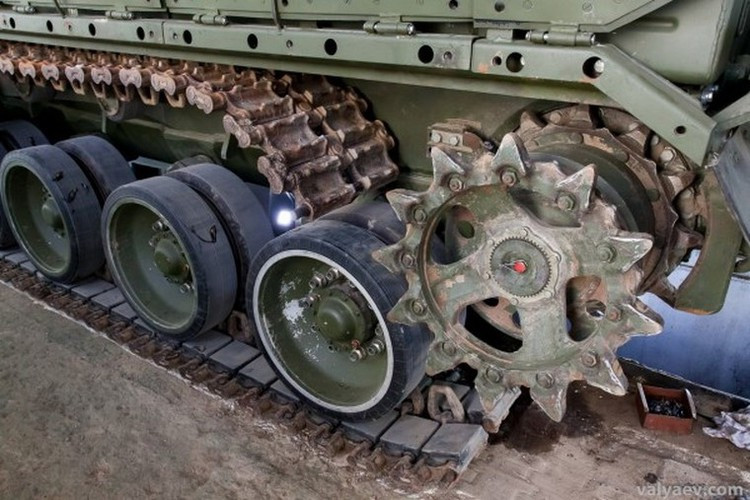 Bánh xích đã hoen gỉ.