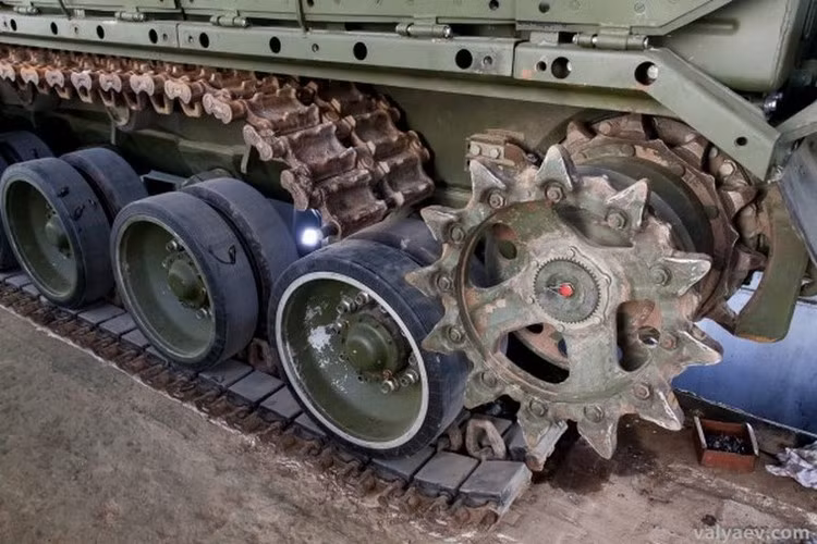 Bánh xích đã hoen gỉ.