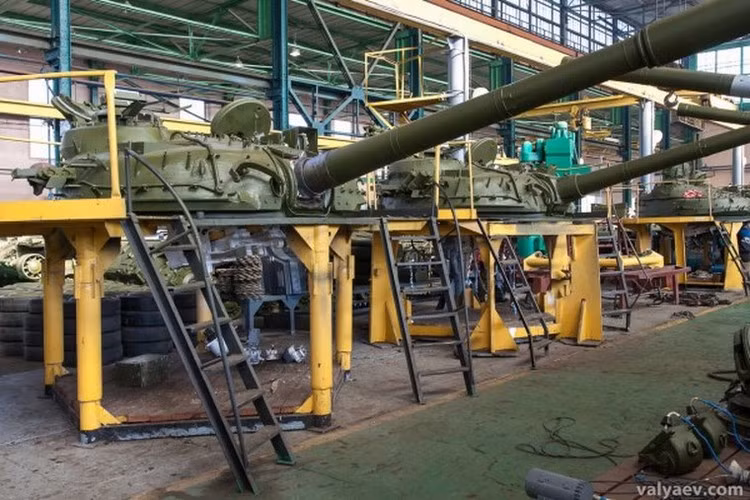 Một loạt ụ pháo được đặt lên kệ sửa chữa.