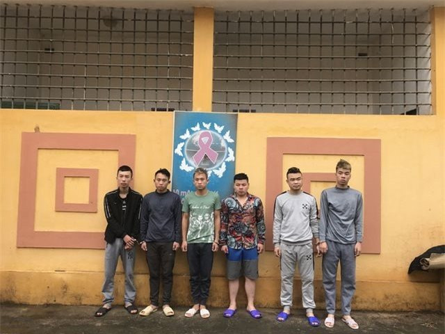 Tu Ha Noi len Lang Son choi, be gai bi 6 ke thay nhau giao cau