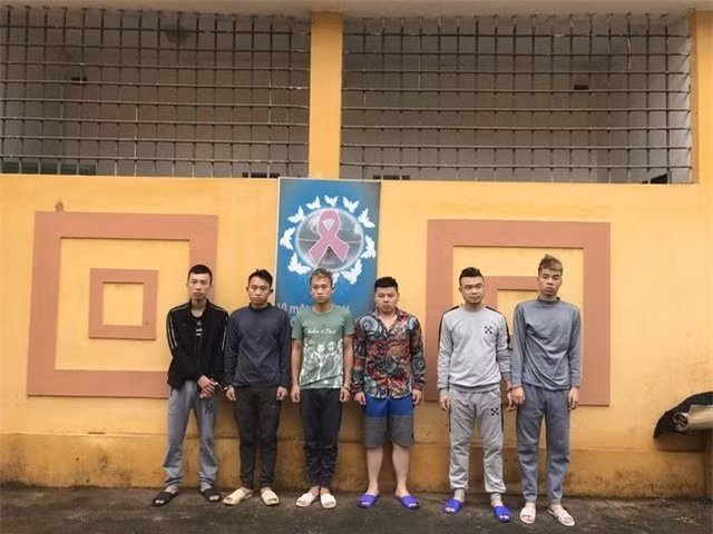 Tu Ha Noi len Lang Son choi, be gai bi 6 ke thay nhau giao cau