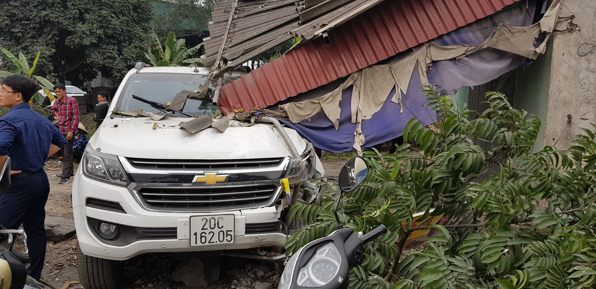 Xe bán tải chỉ dừng lại khi tông vào nhà một người dân ven đường.