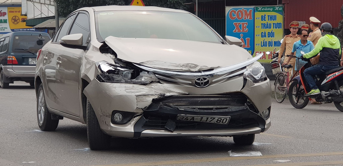Sau đó tông vào chiếc xe ô tô 34A 11780 chạy hướng QL5 - thị trấn Phú Thứ khiến phương tiện này bị hư hỏng phần đầu.