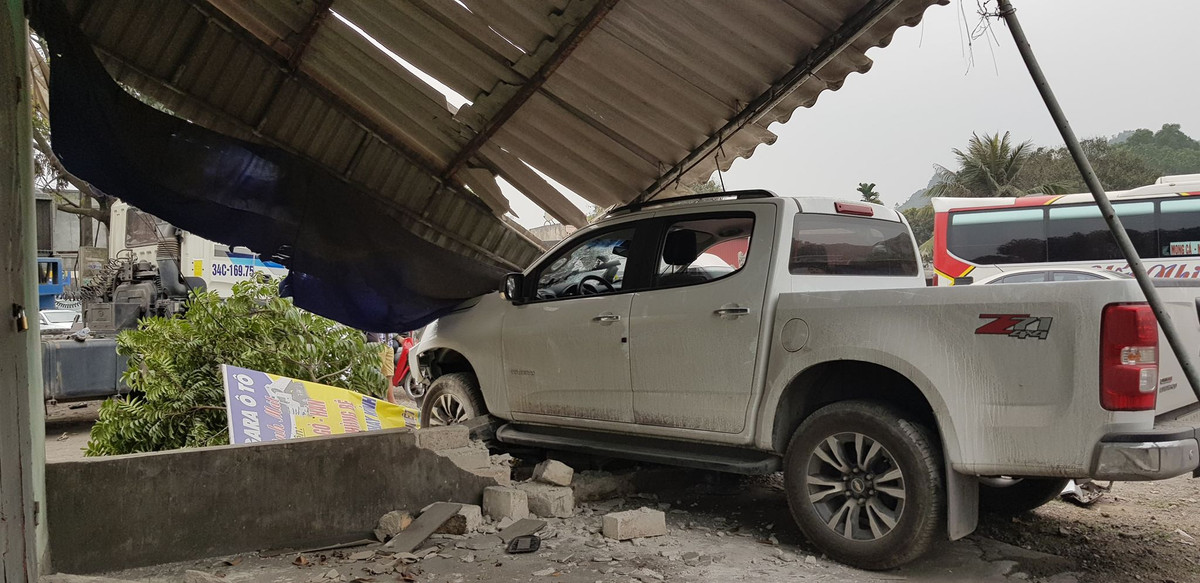 Khiến phần mái nhà bị hư hỏng.