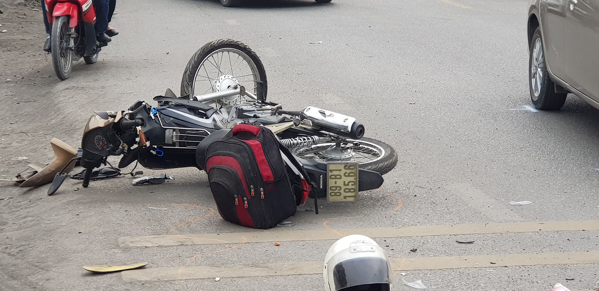 Và tông vào một chiếc xe đạp do một người phụ nữ buôn bán đồng nát điều khiển khiến người phụ nữ này bị thương. Chiếc xe bán tải tiếp tục tông vào chiếc xe máy BKS 89B1 18566 khiến người điều khiển phương tiện này bị thương.