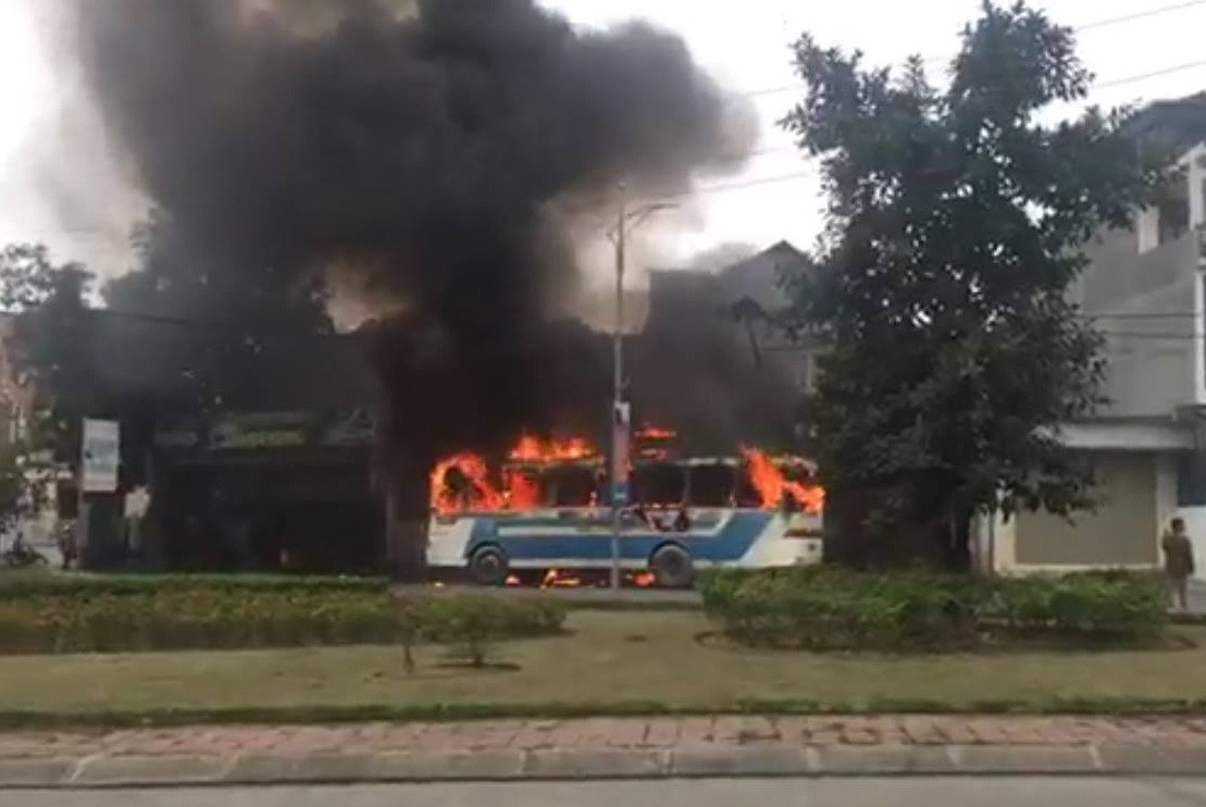 Xe cho cong nhan bat ngo boc chay du doi, tai xe thoat nan