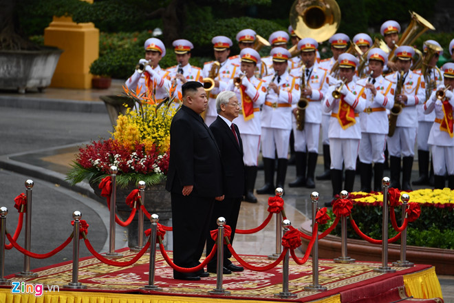 Lễ đón bắt đầu tại Phủ Chủ tịch bằng nghi thức chào cờ trang trọng. Ảnh: Zing.