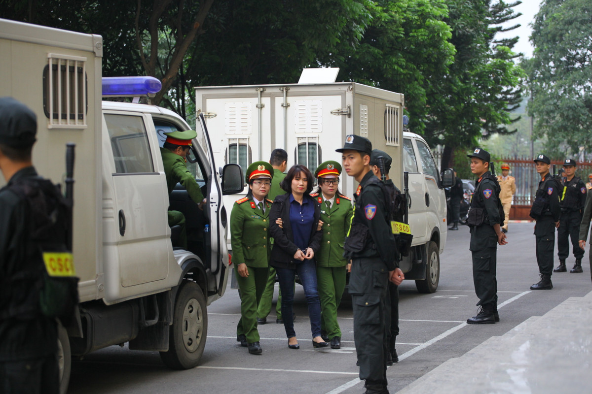 Lực lượng an ninh được bố trí dày đặc ở khu vực dẫn giải các bị can đến tòa.