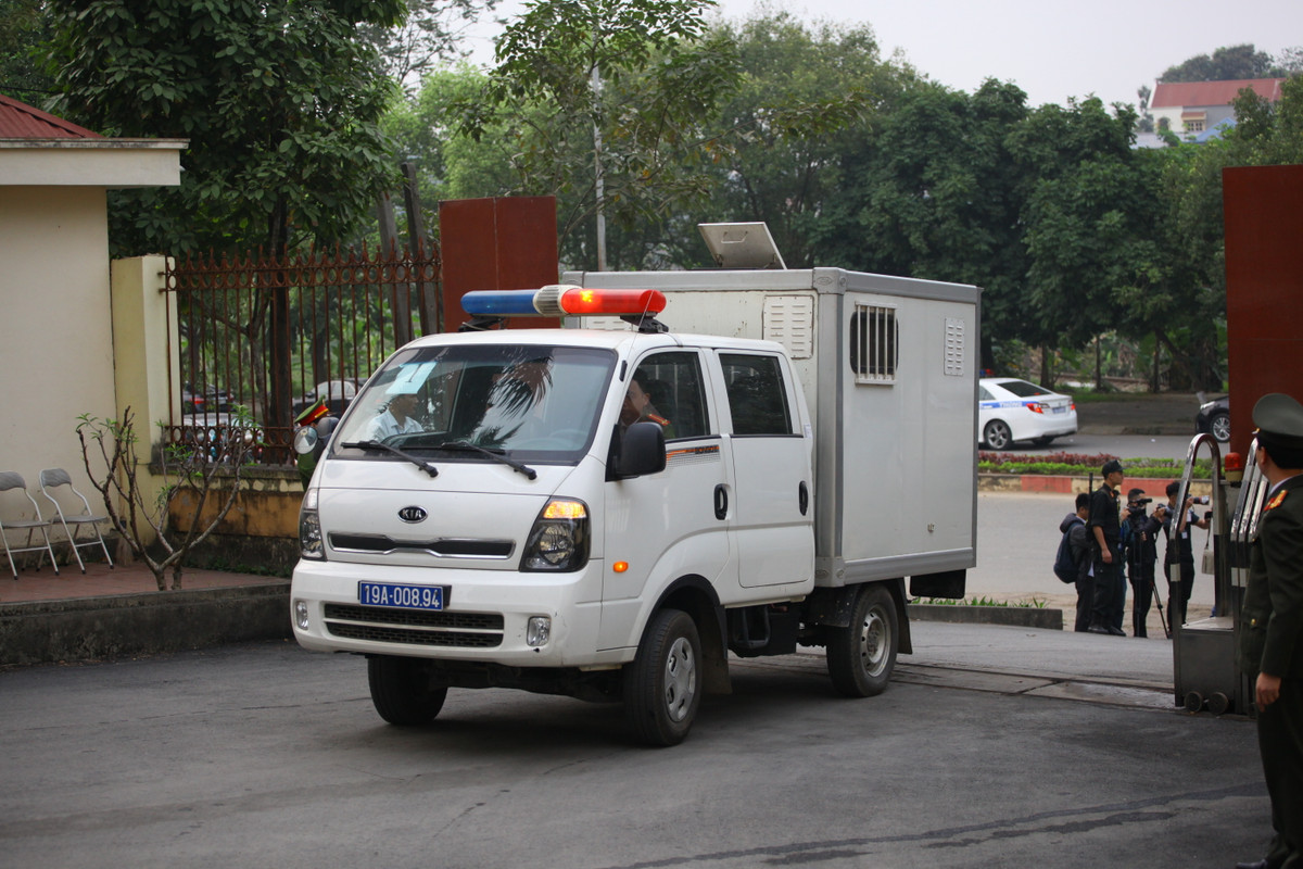 Xe chở các bị cáo đến dự tòa.
