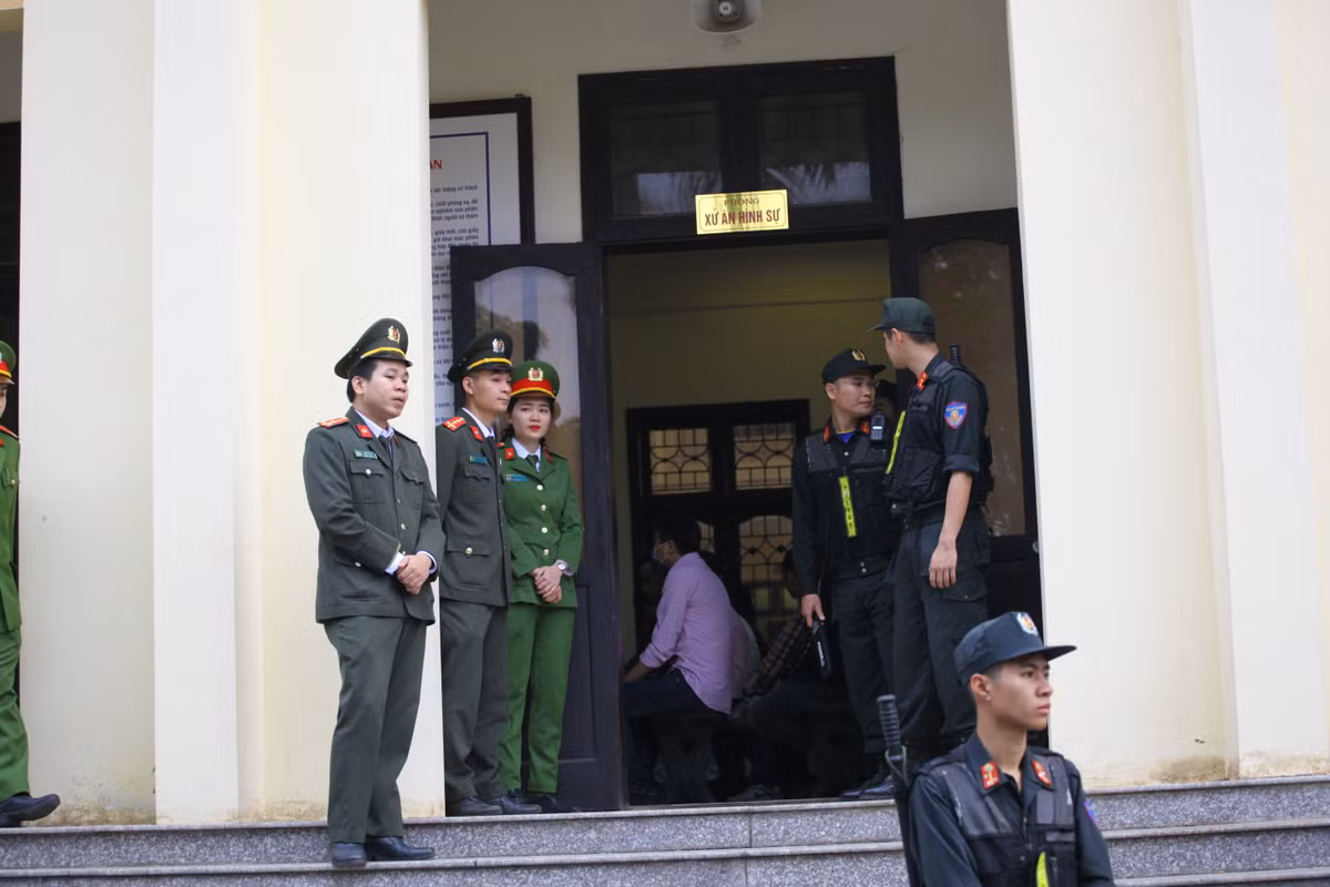 Cũng như phòng xử án.