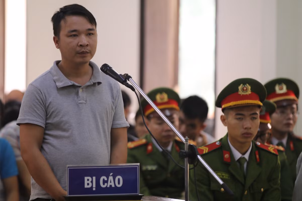 Bị cáo Nguyễn Quốc Tuấn cung cấp thêm bệnh án của mình và đơn xin rút lại kháng cáo; bị cáo Lê Thị Lan Thanh cung cấp giấy xác nhận của cơ quan An ninh điều tra; bị cáo Hà Văn Thắng cung cấp chứng từ nộp phạt, khắc phục hậu quả số tiền 50 triệu đồng; bị cáo Vũ Mạnh Hùng bổ sung thêm chứng từ nộp phạt 30 triệu đồng và giấy tờ chứng minh đã vận động, thuyết phục một “con bạc” ra đầu thú; bị cáo Nguyễn Thành Đạt nộp đơn trình bày hoàn cảnh gia đình, vợ bị cáo sắp sinh; bị cáo Lê Anh Dũng bổ sung giấy tờ đã vận động một đối tượng đang bị truy nã ra đầu thú và chứng từ nộp phạt, khắc phục hậu quả.