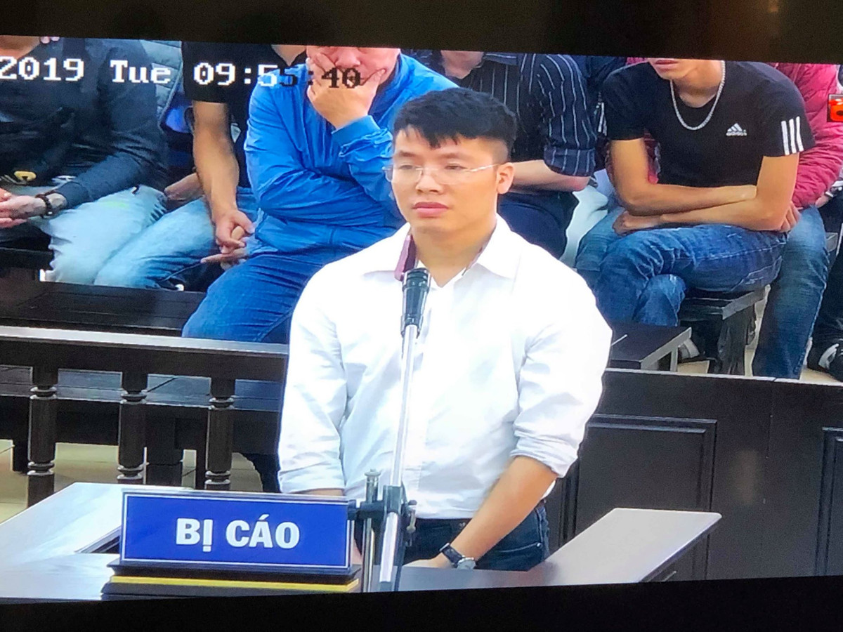 Ngay lập tức, bị cáo Nguyễn Văn Ngọc giơ tay, xin HĐXX cho mình được từ chối luật sư Trần Văn Long. Nam bị cáo không tiết lộ lý do từ chối luật sư bào chữa.