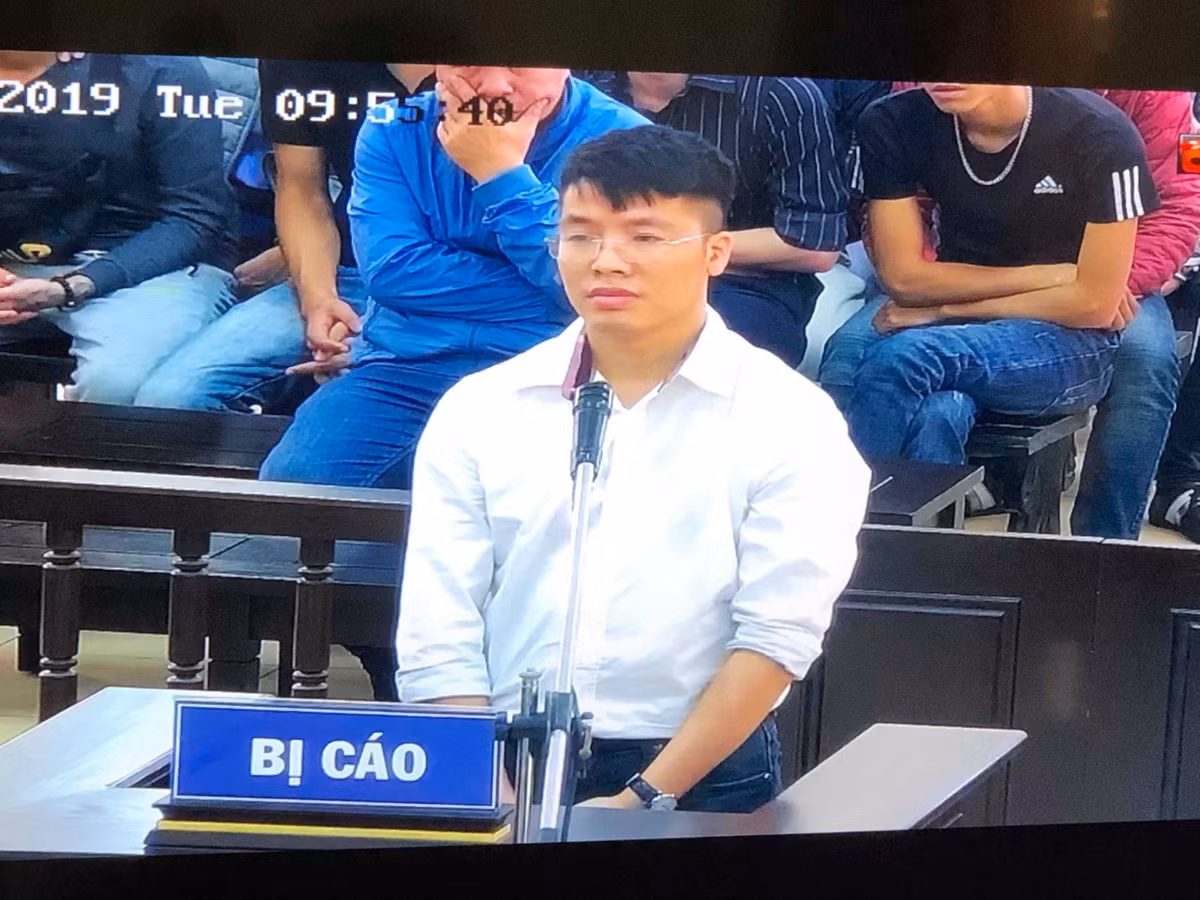 Ngay lập tức, bị cáo Nguyễn Văn Ngọc giơ tay, xin HĐXX cho mình được từ chối luật sư Trần Văn Long. Nam bị cáo không tiết lộ lý do từ chối luật sư bào chữa.